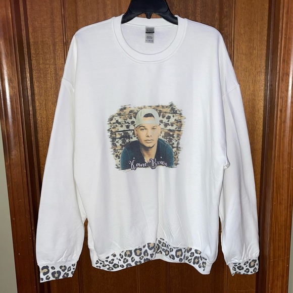 Gildan Tops - 🌸 KANE BROWN LADIES SWEATSHIRT. SIZE XL. 🌸